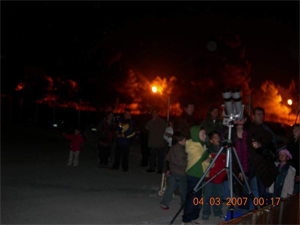 Niños viendo la Luna, haz clic para ampliar